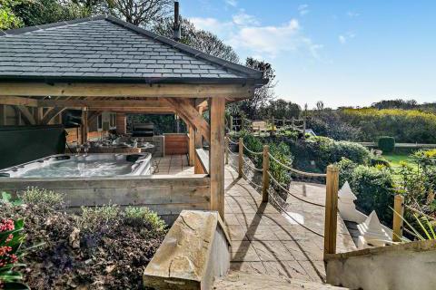 Rose Cottage Outdoor BBQ Kitchen & Hot Tub